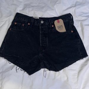 Size 25/color black/Levi’s 501 high rise jean shorts